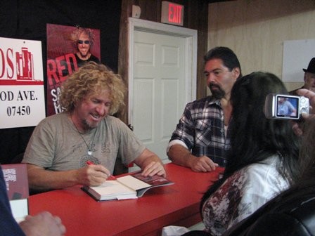 Chatting with Sammy while he signs my book =)